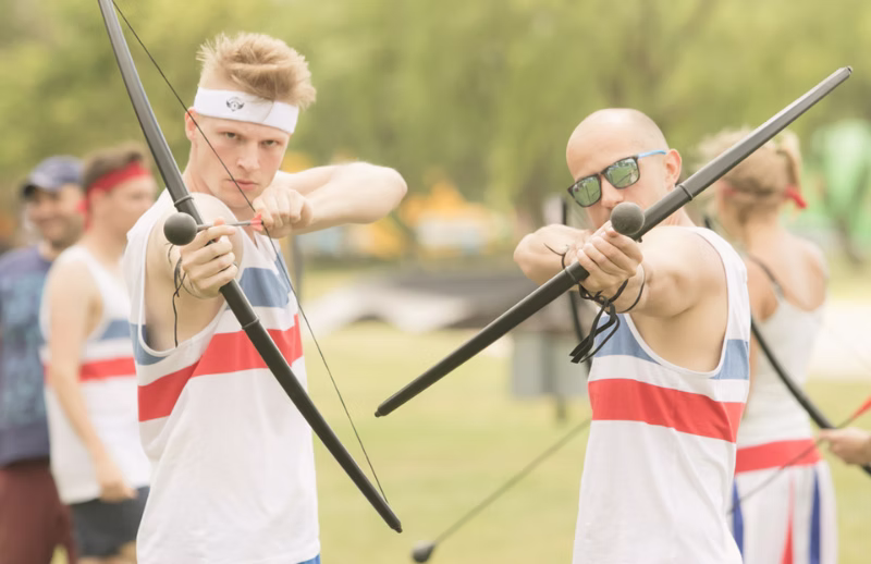 Zwei Arrowtag-Spieler mit Bögen und Schaumstoffpfeilen